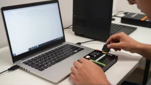 Laptop działa tylko na zasilaczu – możliwe przyczyny